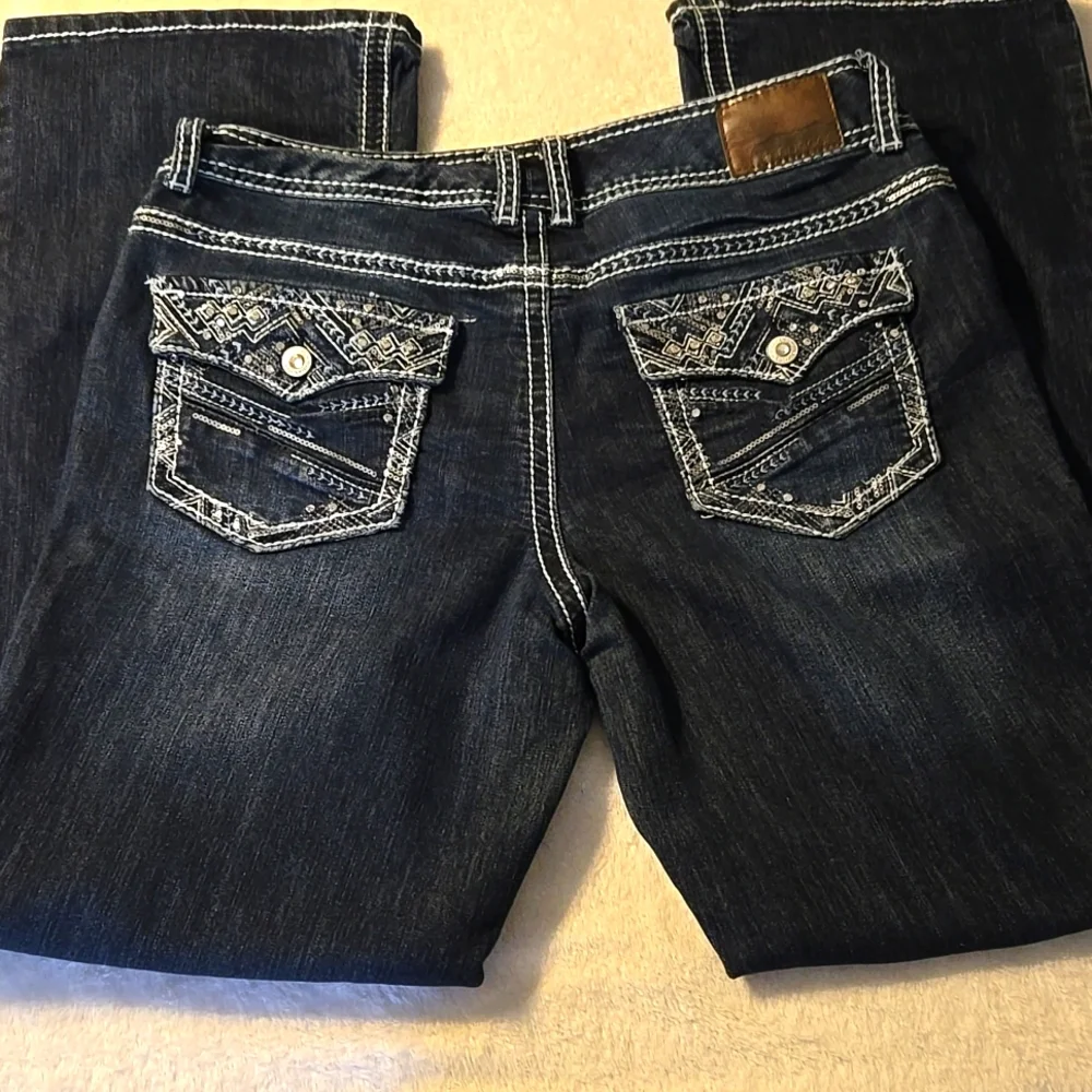 Maurices 11/12 Short Dark Blue Denim Jeans With White Stitching And Bling ✨️ - Picture 2 of 6
